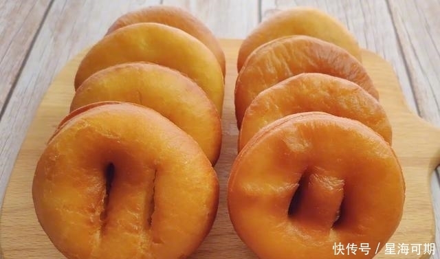 鸡蛋|炸油饼原来这么简单,1碗面粉2颗鸡蛋,柔软不油腻,比油条好吃