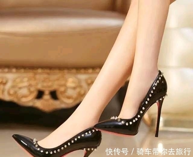 迷人 细跟鞋独特的造型,很好提升修饰腿部线条,显曼妙迷人身姿