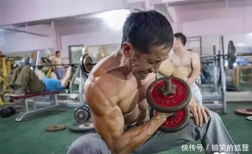 爆棚|58岁中国环卫工大叔健身20年，肌肉爆棚谁说健身是有钱人的爱好