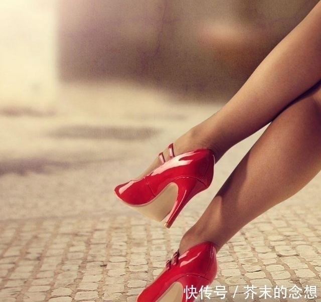 艺术品|穿上高跟鞋的女人,修长的身材就想艺术品,尽显柔美可人的气质