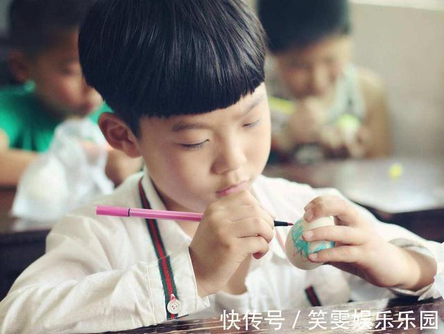 超市|老人带4岁娃超市疯狂试吃草莓,被制止孩子发怒:“我打死你!”