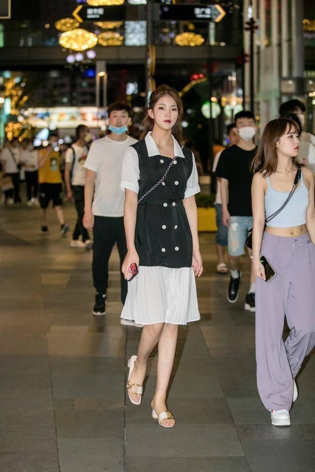 经典的“黑白配”总是穿出路人感学街头达人的穿搭,时髦洋气