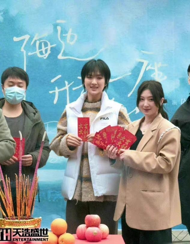 西装 姚安娜正式进军电影圈!剪短发变假小子,打扮中性却无辨识度