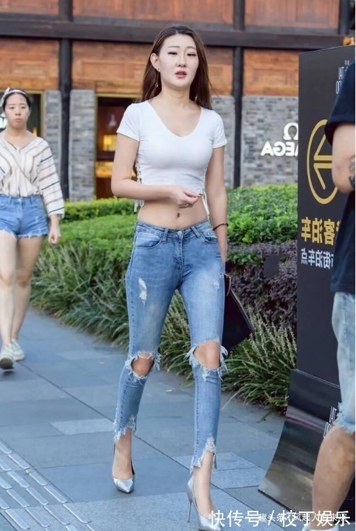 身材高挑 挺拔有“肉”的破洞裤美女,蛮腰细腿一览无余!