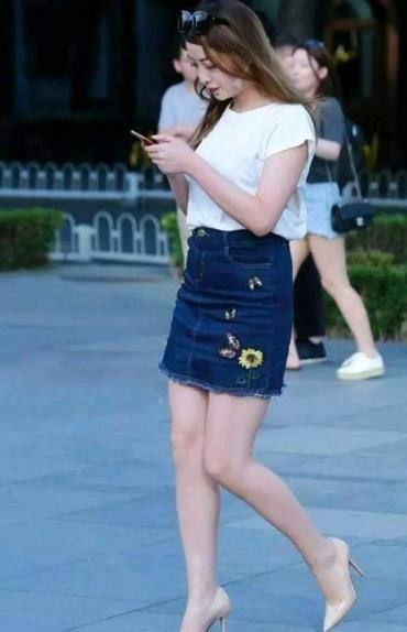 气质|身材曼妙的的小姐姐，性感的身材穿上紧身牛仔裤穿搭，更有韵味了