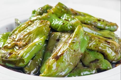 做虎皮青椒,先放油就错了,大厨教您一招,起皮又入味,还不油腻