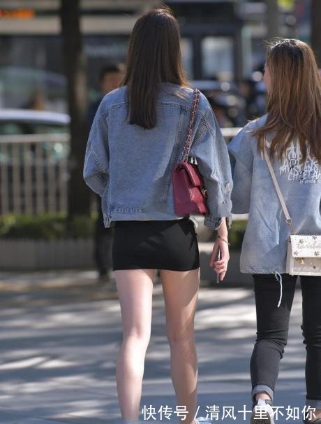 牛仔外套 黑色连衣裙搭配牛仔外套,休闲高雅,少女感十足