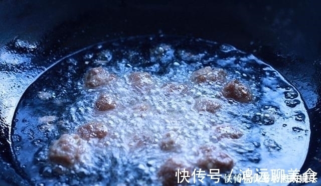 炸牛肉丸|自己做的炸牛肉丸，外酥里嫩看着金黄有食欲，孩子喜欢吃