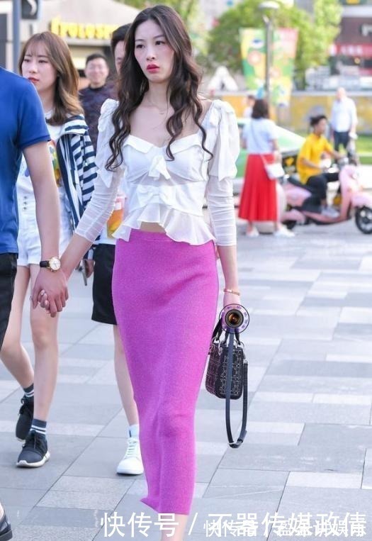 玫红色|长发女神穿玫红色半身裙，华丽又不失典雅，时尚又迷人