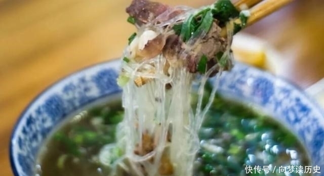 西安藏在回民街30多年的水盆羊肉,有人早上4点起床,来喝头汤