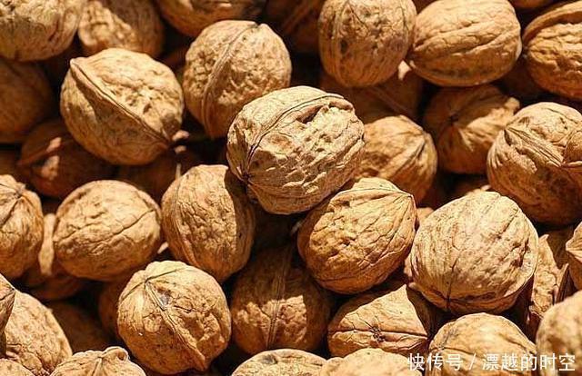 核桃早上吃还是晚上吃,很多人都弄错了,现在知道还不算晚