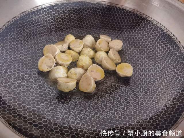 香喷喷的韭菜炒肉丸，美味又下饭，一大盘不够吃