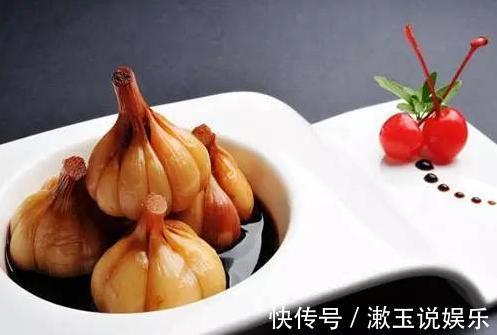 蚯蚓钓鱼早落伍了!63岁钓鱼人教你大蒜钓鱼法,把整个鱼塘钓空