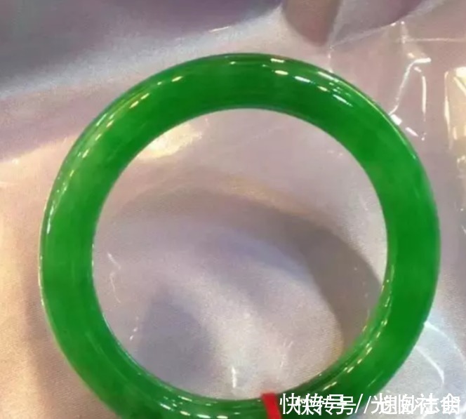 翡翠|都说翡翠以绿为尊,满绿的就一定好吗?这几种满绿千万不能要