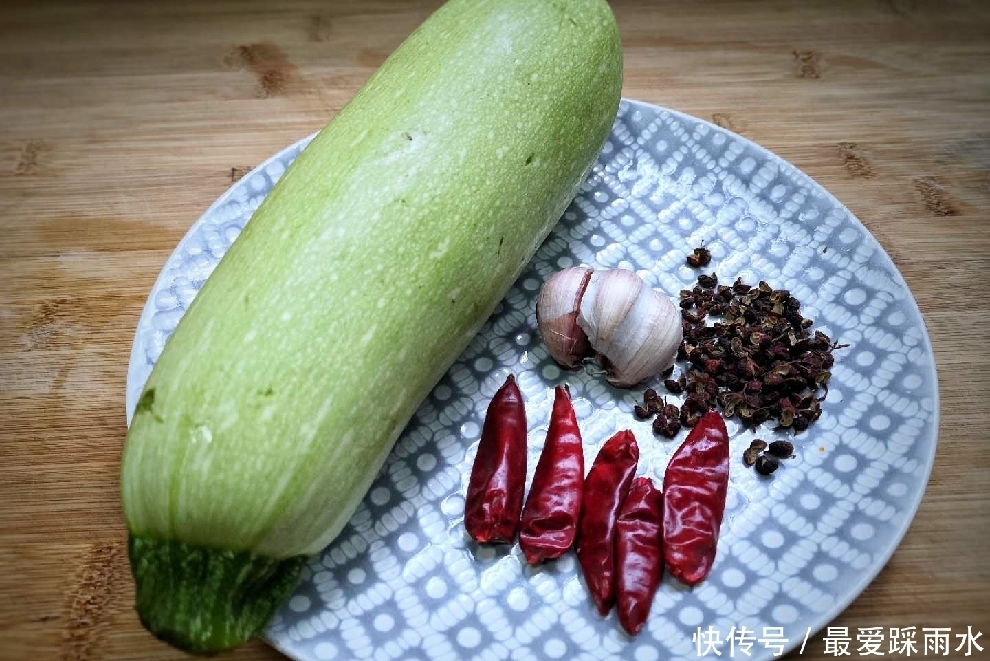 秋天吃这菜正当季,一斤2块钱,洗洗拌拌就能吃,女人常吃皮肤好