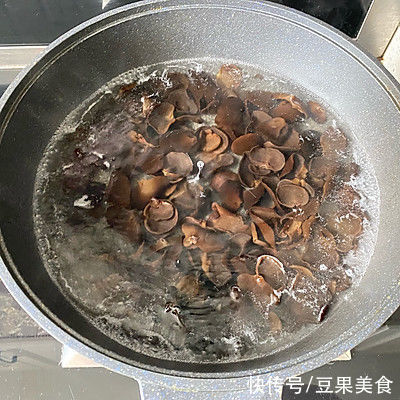 料足口感好,你一定喜欢的香菇木耳鲜肉包