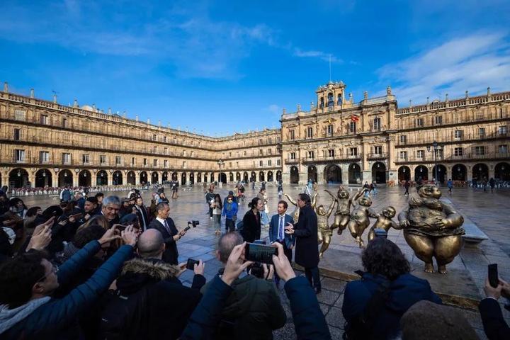 放大|“肥女斗牛”泥稿放大,为西班牙而作