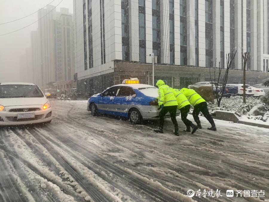 聊城|直击！风雪中聊城街头的逆行者！他们全力守护在路面一线