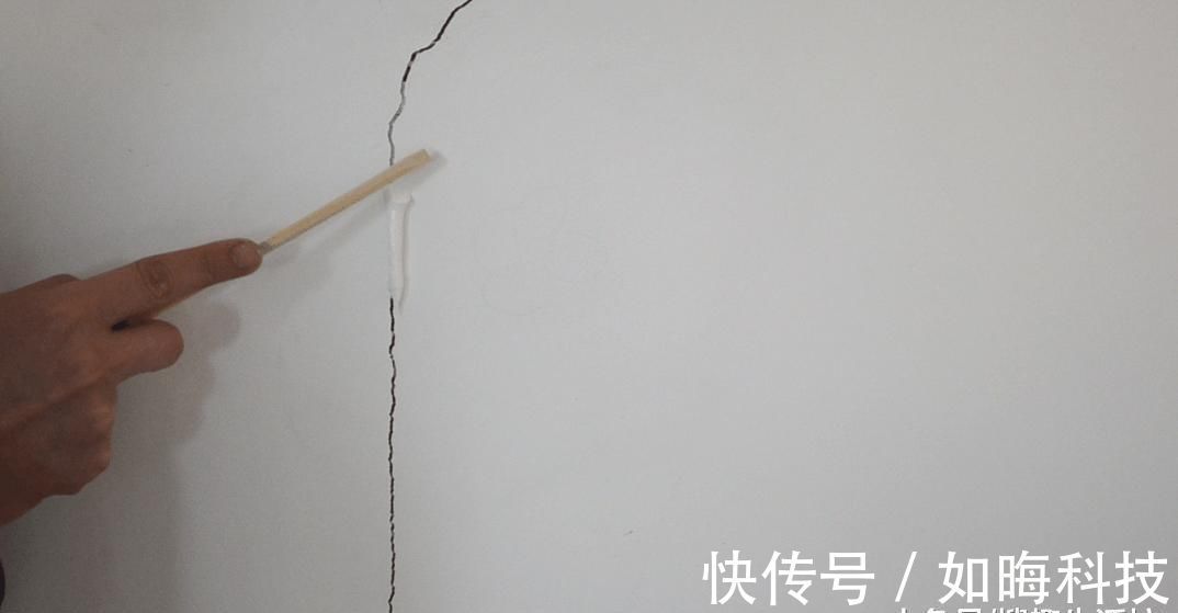 牙膏|家里白墙不仅脏还有裂缝怎么办 用它涂一涂, 墙壁立马焕然一新