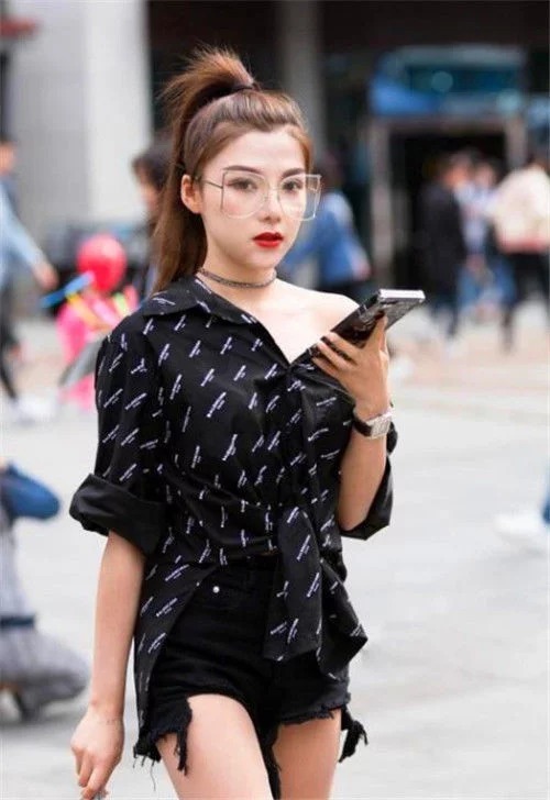 街拍:美女穿露肩上衣配短裤,甜美可爱,温婉可人