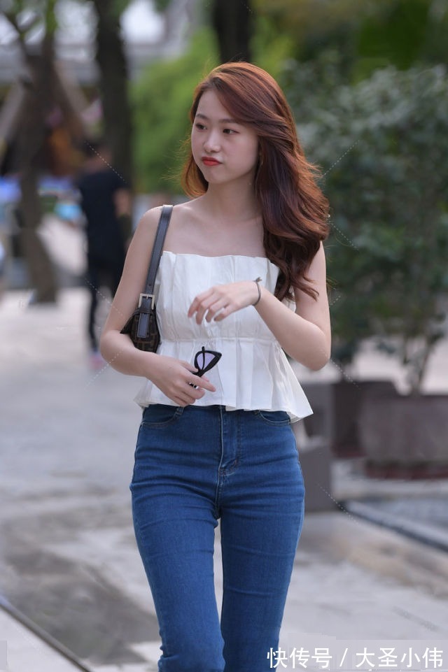 小姐姐|美女街拍:小姐姐一件无袖的露肩短衫,展现出了青春俏美的感觉