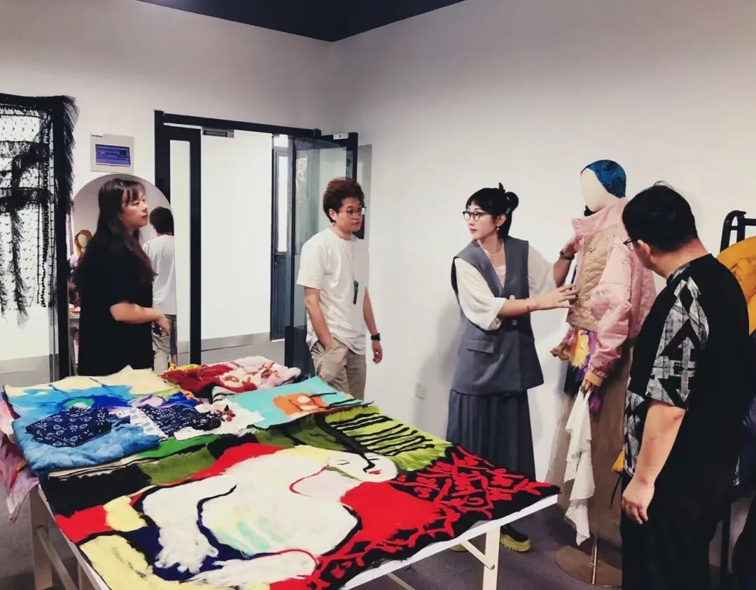 森系！从服装店老板到品牌创始人！平湖美女设计师登上国际时尚舞台，成为平湖首个…