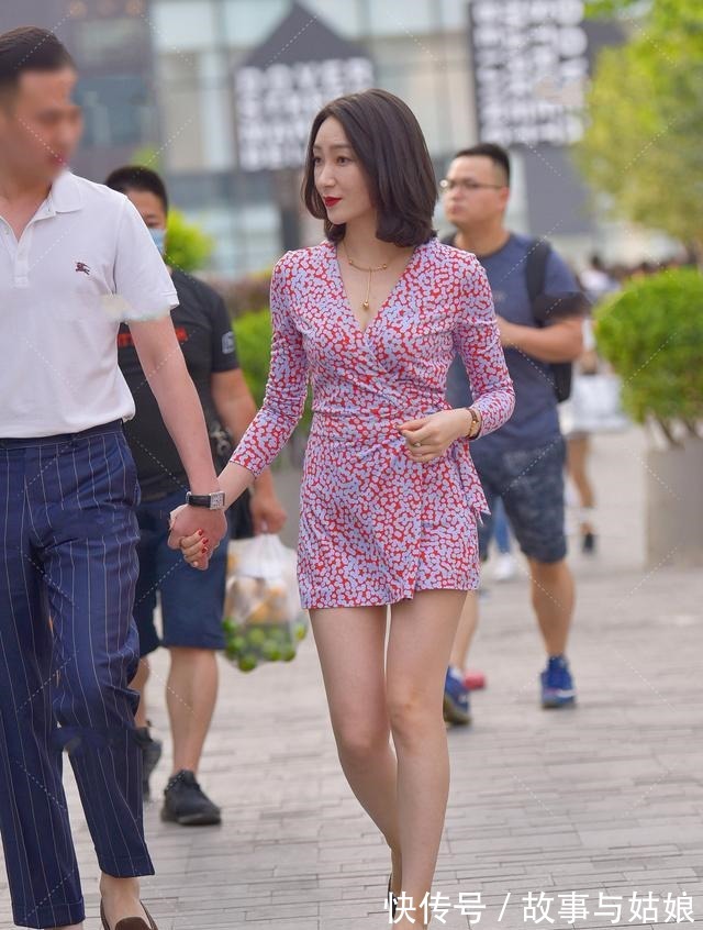 穿搭 红色小波点去装搭配小跟拖鞋，成熟大气，别致性感！