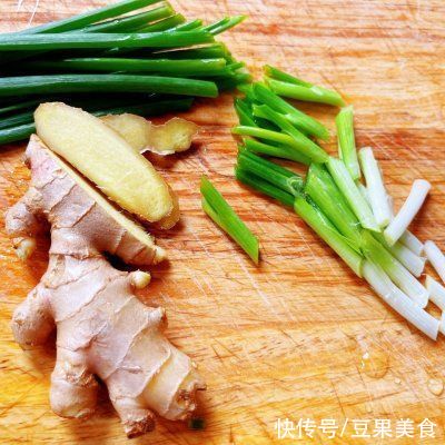 罗氏沼虾|这道爆炒沼虾！，最适合宝宝吃