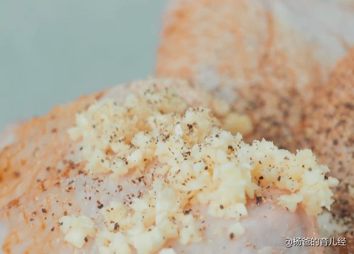  无需|香酥鸡翅的美味新做法，裹上薯片，无需油炸，孩子爱吃的居家美食