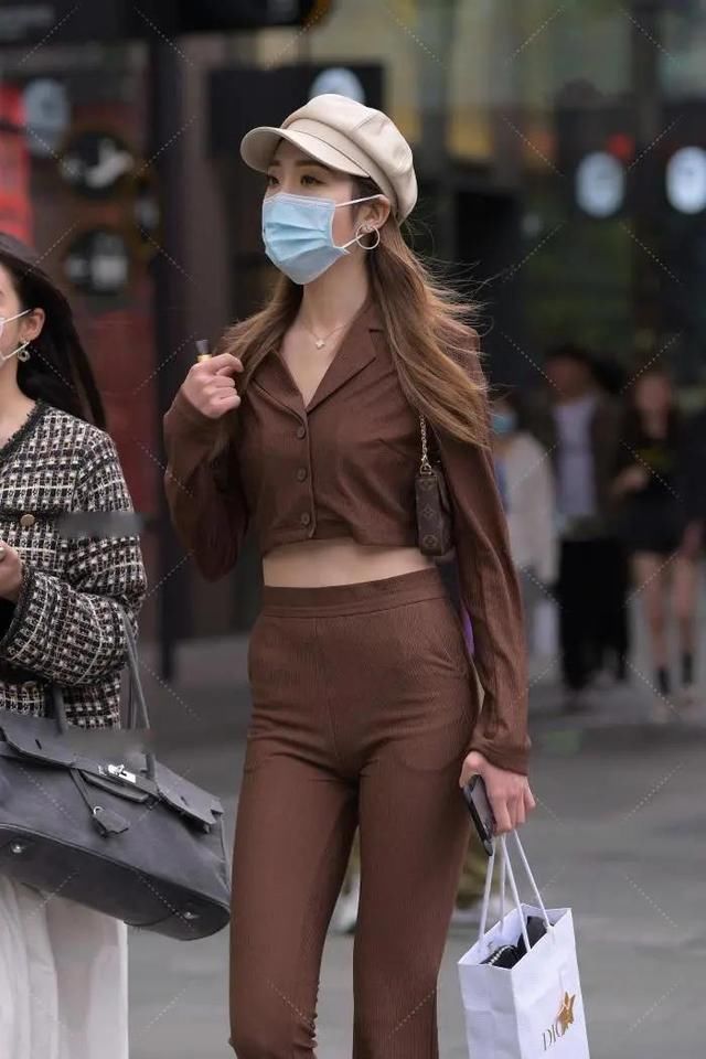 身线|棕色修身长裤短款上衣调整身线比例，显高又显瘦