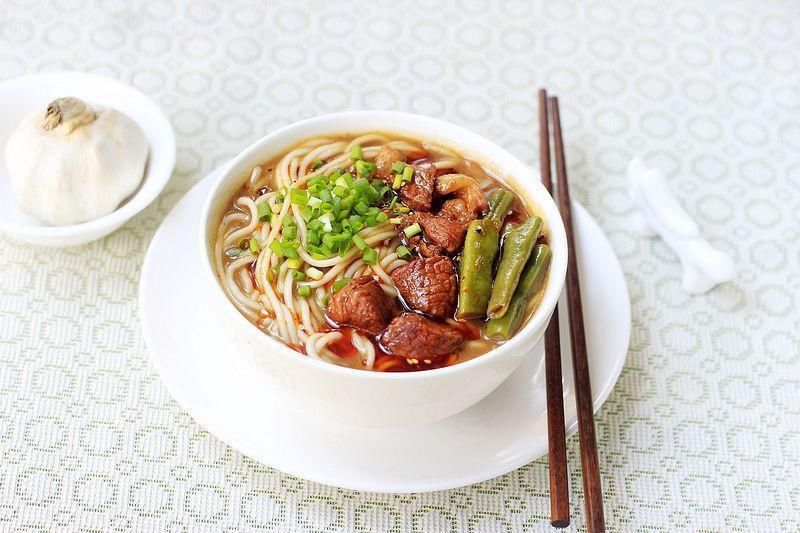 冬天别犹豫吃面，这碗红烧面太香了，有肉有菜吃一口就上瘾