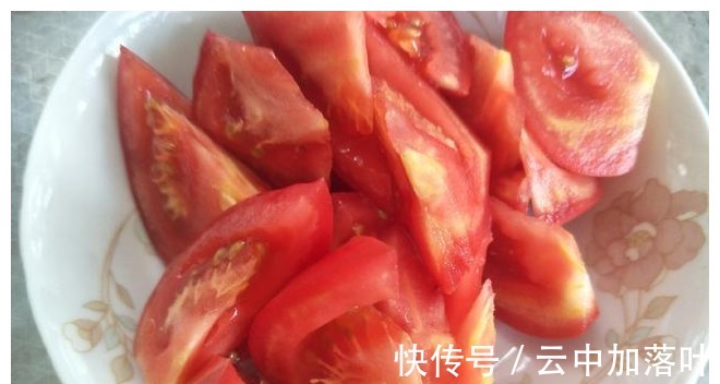 西红柿|西红柿炒鸡蛋时,加糖还是加盐调料放对了,西红柿和鸡蛋都好吃!