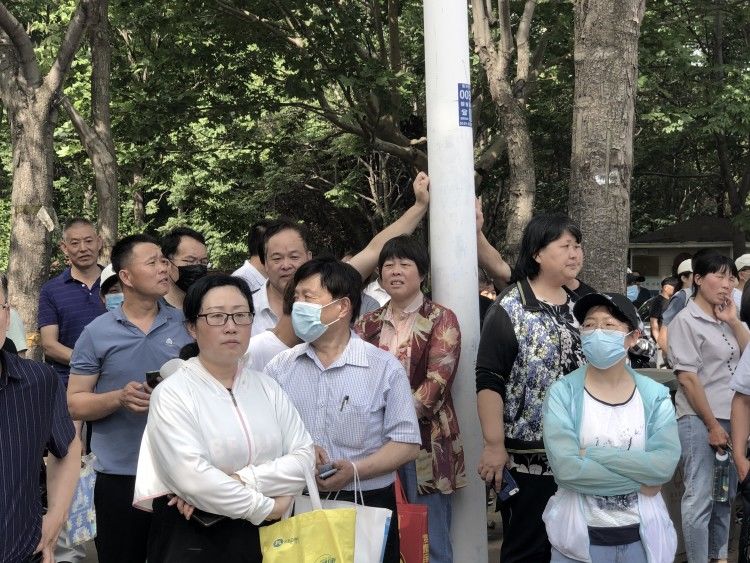 助威|考场外的守望,家长们只想给孩子们默默助威