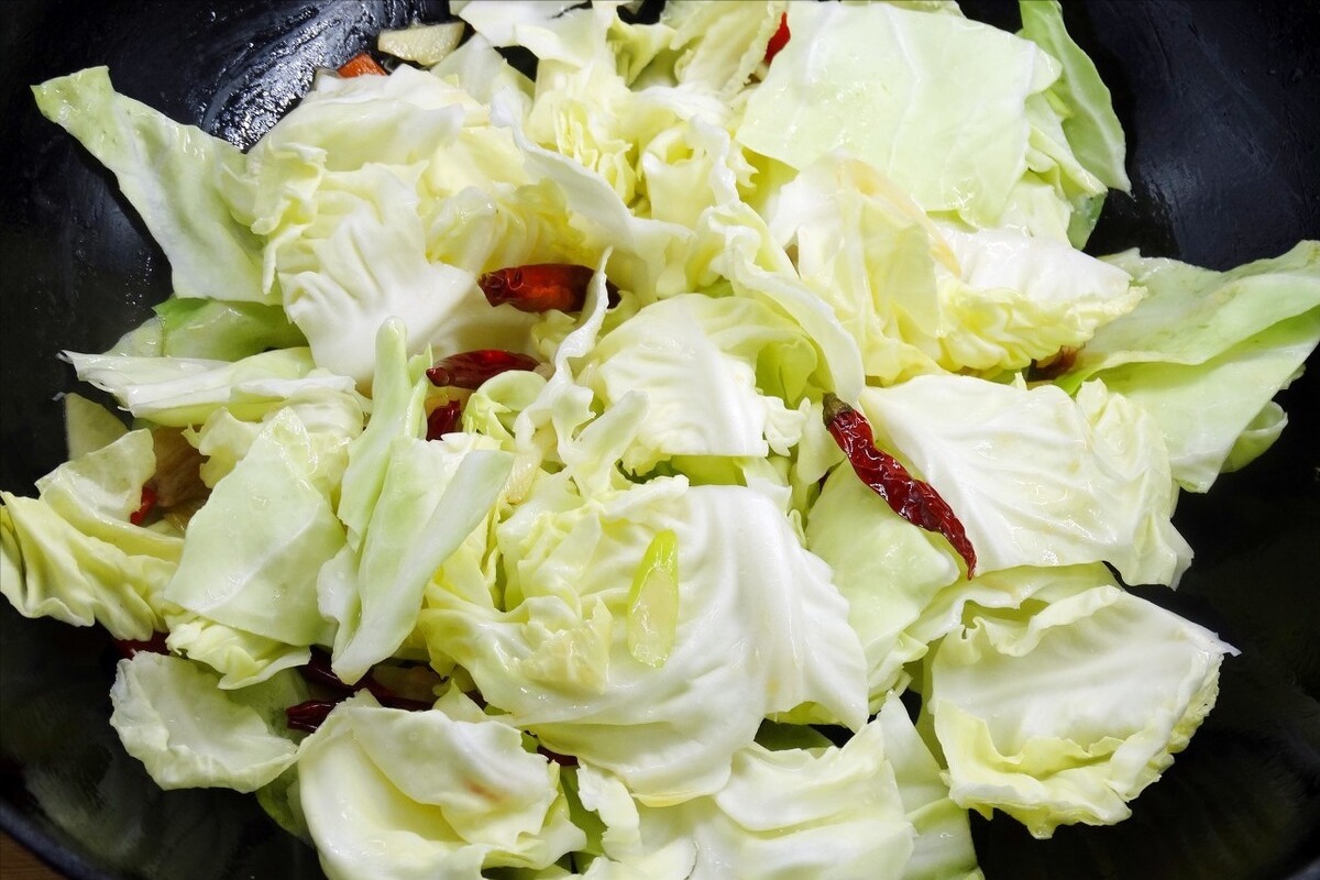 手撕包菜|做手撕包菜,不要直接下锅炒,多加1步骤,又香又脆,吃着真下饭