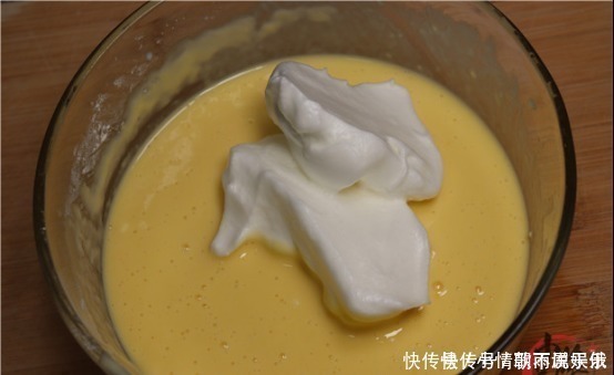 做蛋糕时,不用电饭锅和烤箱,大厨教你一招,一个平底锅就全搞定