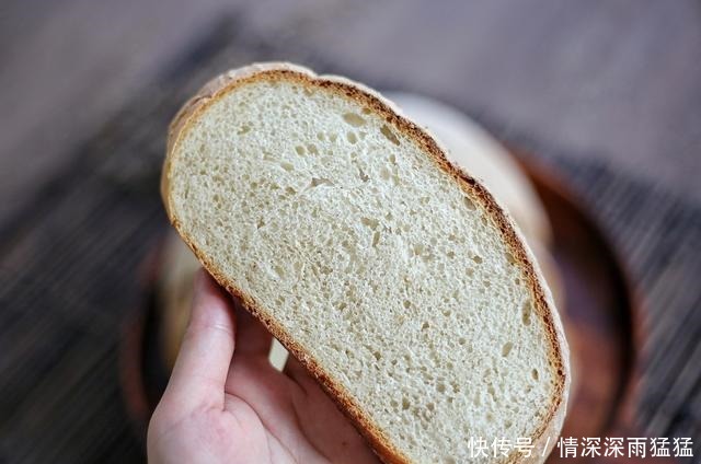 它是欧洲人的主食面包之一,只需2种材料就能做,健康美味有嚼劲