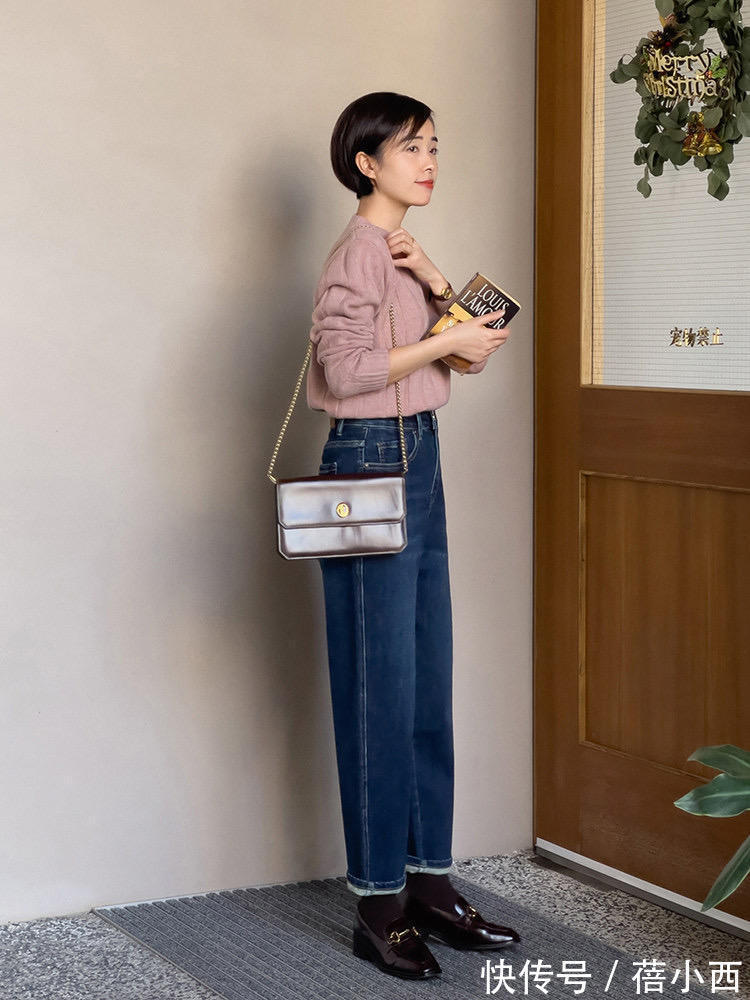 穿搭 穿小黑裤太土了!今冬流行“直筒牛仔裤”,搭配毛衣羽绒服真时髦