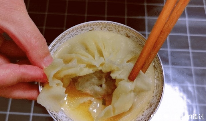 灌汤包|天冷了,少吃饺子馅饼多吃它,皮薄大馅又多汁,深秋吃身体棒