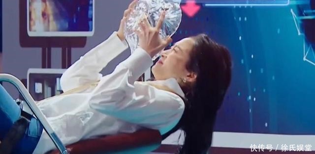 杨澜 30秒的专业稿一字不错!关晓彤在“王牌”展露播音功底,杨澜称赞