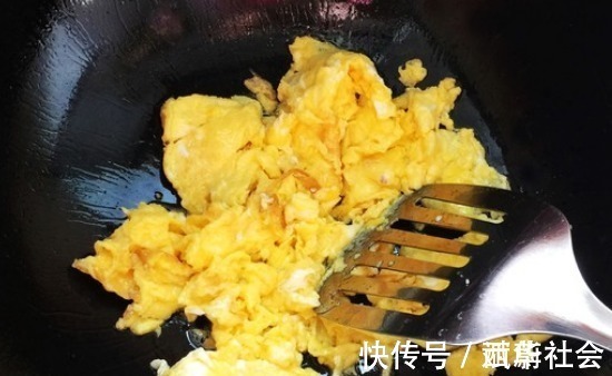 饺子|做韭菜馅饺子，韭菜不要直接拌！大厨教你一招，韭菜香嫩不出汁儿
