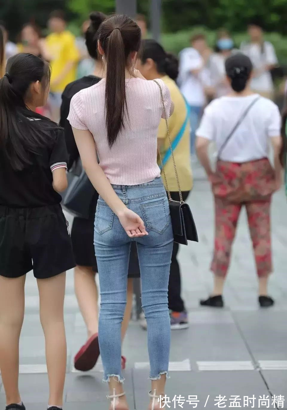 牛仔裤|街拍: 牛仔裤搭配粉色T恤, 穿出优雅女人味, 一笑起来还蛮迷人的