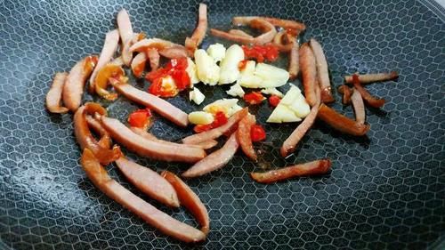 人称|11月，吃此菜当季，人称“维他命蔬菜”，对肠胃好，不懂吃可惜