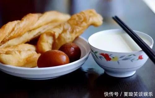 打豆浆时，黄豆只用水泡就错了，大厨教你一招，豆浆又香又好喝