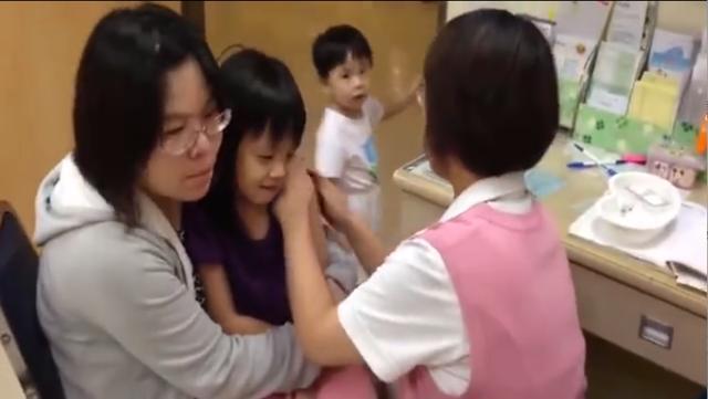 姐姐|弟弟看姐姐打针吓得撒腿就跑,听到有糖吃的举动萌翻众人:太可爱