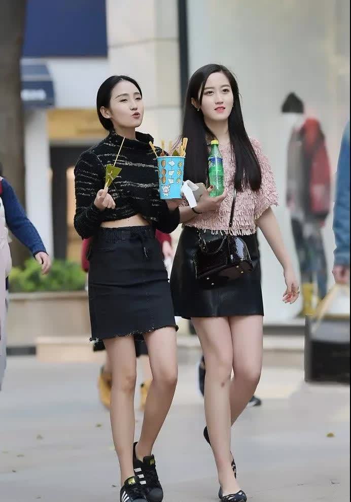 时尚靓丽 一对时尚靓丽的性感美眉, 黑皮短裙迷人小身姿充满年轻活力