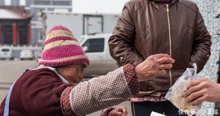 90岁老人街边卖传统小吃,结账时老人的一句话,让人感到“心寒”