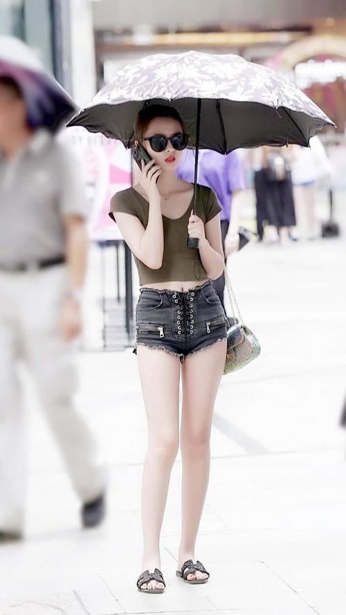 小姐姐这样穿才显气质，短袖搭配牛仔短裤，性感又迷人！