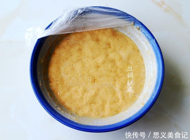 睡前拌好面糊，早上起来花3分钟一煎，这早餐饼又软又香