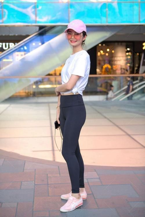 遮阳帽|白色上衣搭配黑色瑜伽裤,简单款穿出时尚感,也穿出少妇的性感范