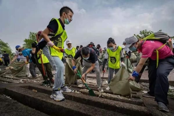 志愿者们|出门旅游带上垃圾袋、夹子和手套清理垃圾？这群环保志愿者远不止做了这些